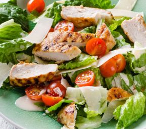 Salad rau củ với thịt gà