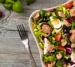 salad trộn oliu lành mạnh