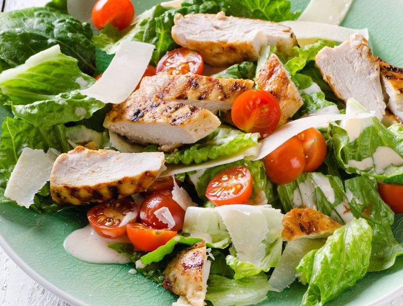 Salad rau củ với thịt gà