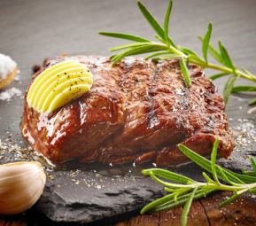 trang trí bò bít tết như nhà hàng