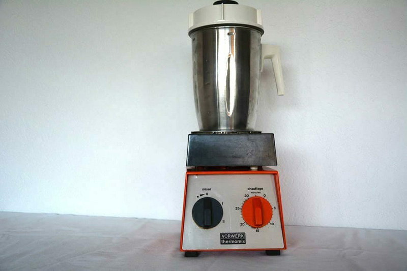 VM2000 (1971) là chiếc máy Thermomix đầu tiên có khả năng làm nóng thực phẩm