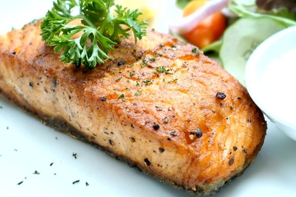 Cá hồi là một nguồn protein chất lượng cao và giàu axit béo omega-3, có tác dụng chống viêm và tăng cường sức khỏe tim mạch.